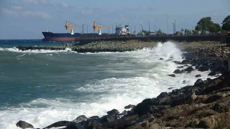 Doğu Karadeniz'de fırtına hayatı olumsuz etkiliyor