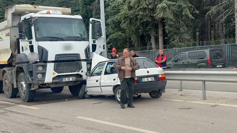 Isparta'da ters yöne giren otomobil hafriyat kamyonuyla çarpıştı