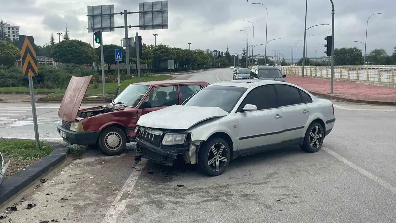 Karaman'da iki otomobil kavşakta çarpıştı: 1 yaralı