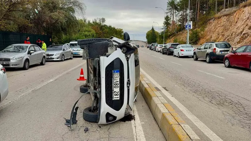 Afyonkarahisar'da iki otomobilin çarpıştığı kazada devrilen araçtan sürücü yara almadan kurtuldu