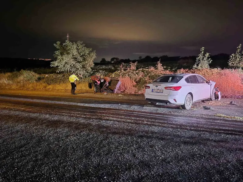 Gaziantep'te otomobil ile traktör çarpıştı: Üç kişi yaralandı