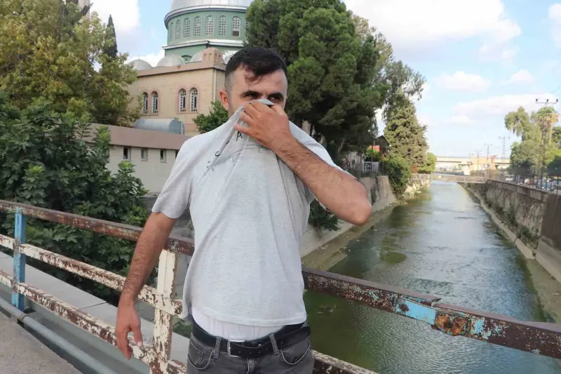 Adana'daki bakımsız ve çöplerle dolu sulama kanalı bölge halkını ve esnafı isyana sürükledi