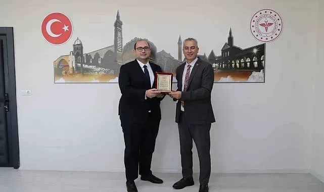 Diyarbakır Sağlık Müdürü Emre Asiltürk'ten Dicle İlçe Sağlık Müdürü Uzm. Dr. Fırat Köse'ye plaket