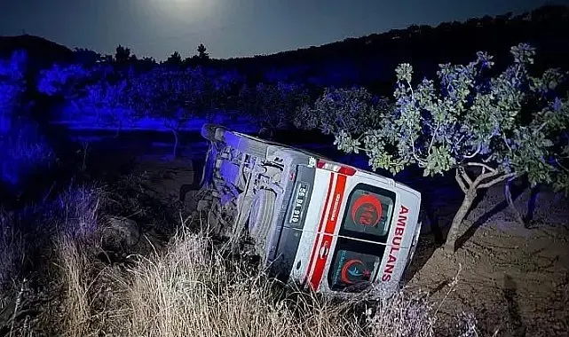 Siirt'te sağlıkçılar devrilen ambulansta kazayı yara atmadan atlattı