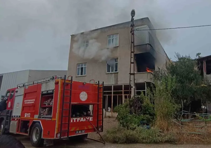 Mersin'de Üç Katlı Binada Çıkan Yangında Mahsur Kalan Kadın Kurtarıldı
