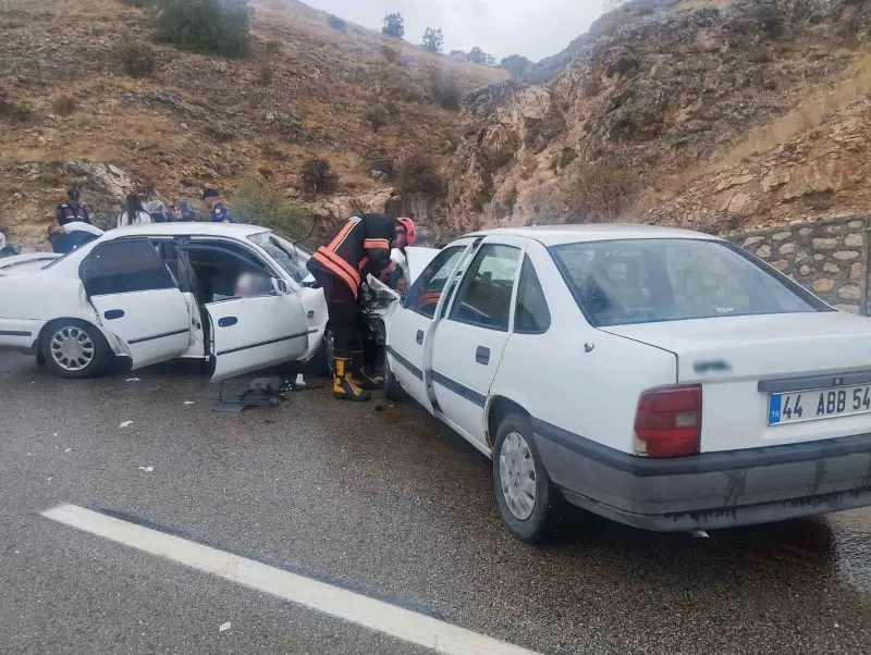 Malatya'da İki Otomobil Kafa Kafaya Çarpıştı: 6 Yaralı
