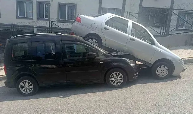 Küçükçekmece'de akılalmaz kaza: Dik rampayı çıkmaya çalışırken kayan otomobil hafif ticari aracın üzerine çıktı