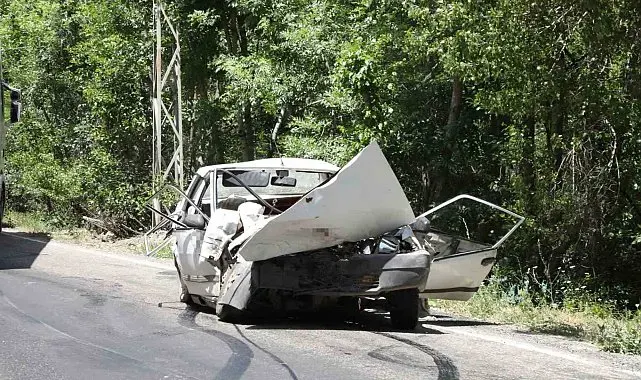 Kamyonetle kafa kafaya çarpışan Fiat Tofaş hurdaya döndü: 1 ölü, 5 yaralı