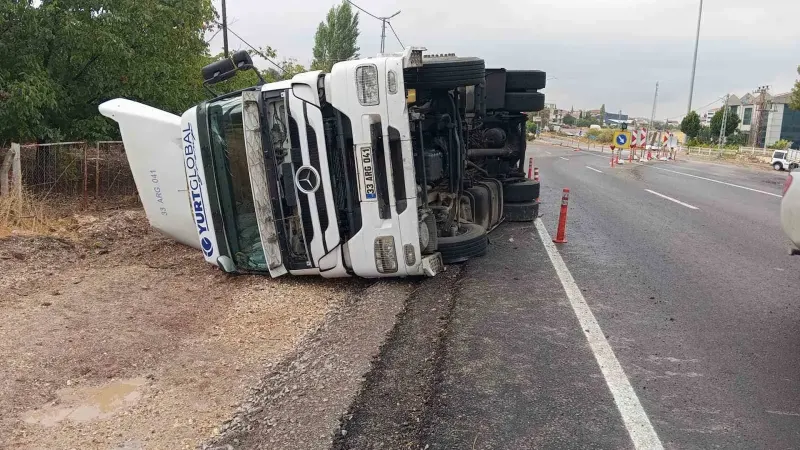 Adıyaman Gölbaşı Yolunda Kontrolden Çıkan Tır Yan Yattı