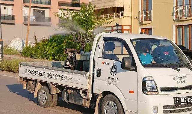 Başiskele'de sinek ve haşerelere karşı ilaçlama çalışmaları sürüyor