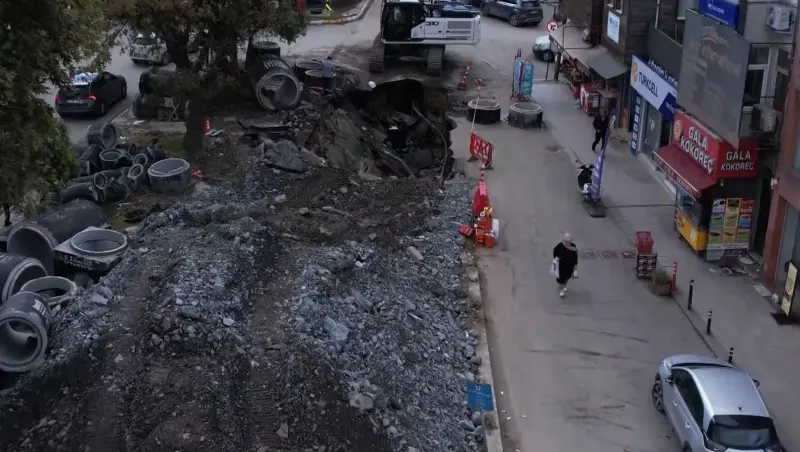 Eyüpsultan Bulvarı'ndaki Altyapı Çalışmalarında Kısmi Göçük Meydana Geldi
