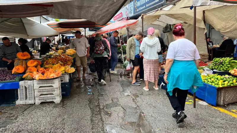 Alanya'da Şiddetli Sağanak Pazar Yerini Su Altında Bıraktı