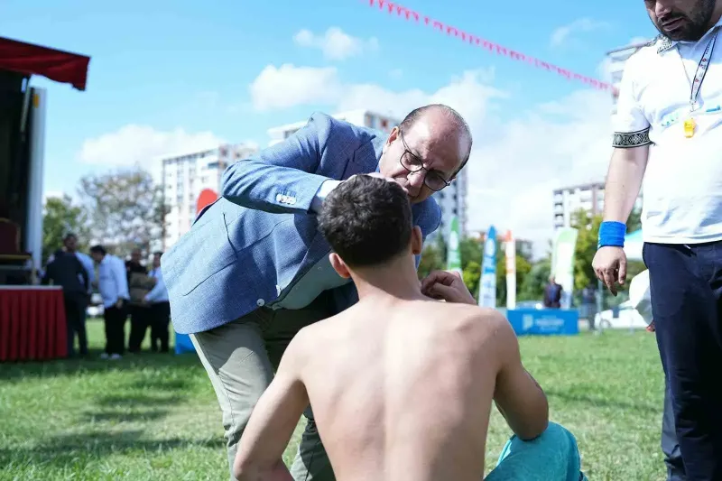Yeşilyurt Belediye Başkanı İlhan Geçit Sakatlanan Güreşçiye Müdahale Etti