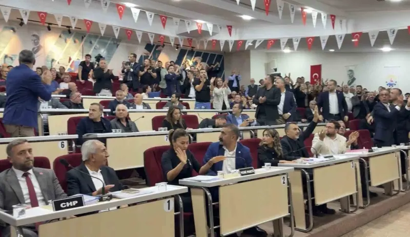 Çiğli Belediye Meclis Toplantısında Parti Değişikliği Protestosu Ve Gerginlik