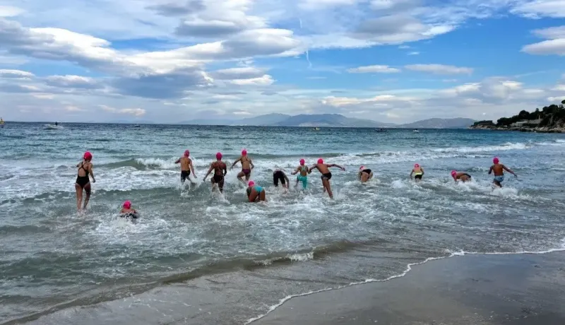 Kuşadası’nda Kız Öğrencilerin Eğitimi İçin Düzenlenen Yüzme Yarışmasında Yüzücüler Kulaç Attı