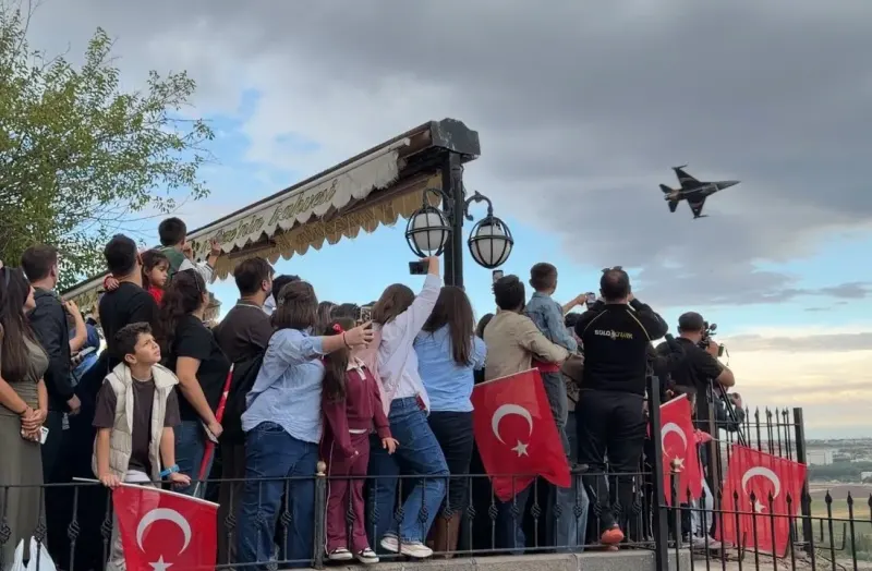 SOLOTÜRK Diyarbakır'da İlk Kez Gösteri Uçuşu Gerçekleştirdi