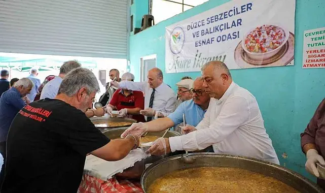 Pazar yerinde aşure ikramı gönülleri buluşturdu