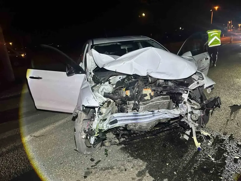 Edirne'de İki Otomobil Kafa Kafaya Çarpıştı: Beş Kişi Yaralandı
