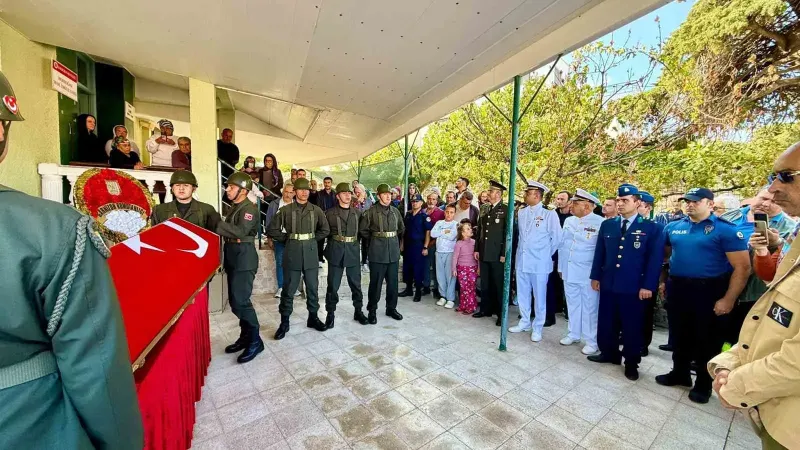İzmir'de Vefat Eden Kıbrıs Gazisi Ali Yay Askeri Törenle Defnedildi
