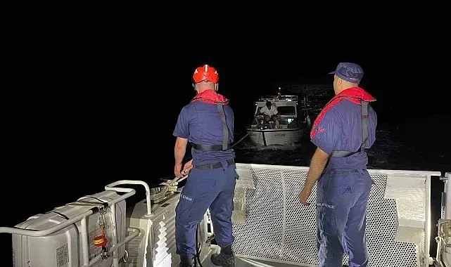Çeşme'de sürüklenen teknedeki 3 kişi Sahil Güvenlik ekiplerince kurtarıldı