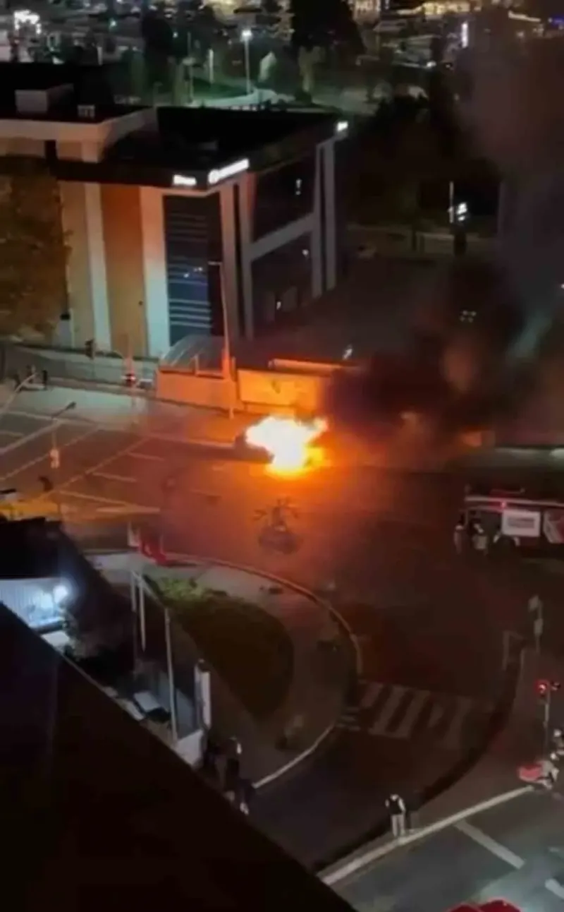 Kağıthane’de Seyir Halindeki Otomobil Alev Aldı