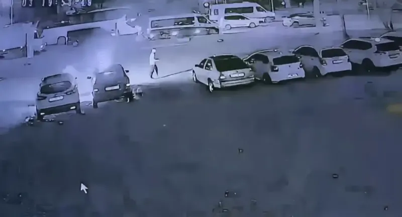 Antalya'da Otomobil Galerisinde Dehşet Anları: Benzin Bidonuyla 6 Aracı Ateşe Verdi