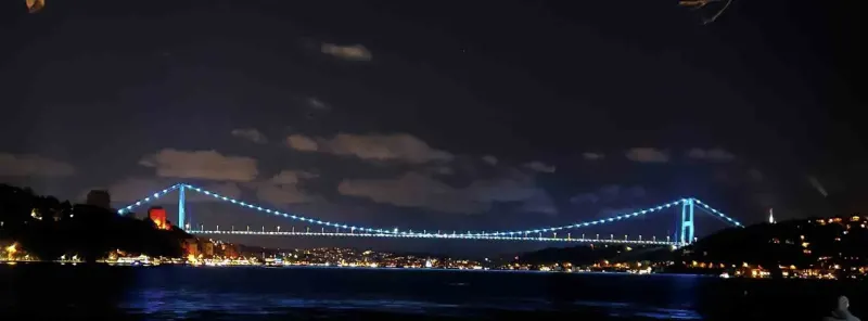 Fatih Sultan Mehmet Köprüsü Türk Dünyası Günü İçin Turkuaz Renkle Işıklandırıldı