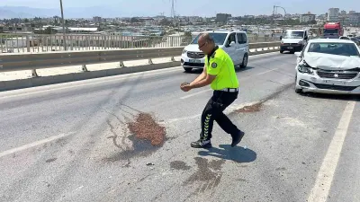 Hatay'da Trafik Kazası Sonrası Yağan Yağa Karşı Avuçlarıyla Kum Taşıyan Polis Takdir Topladı