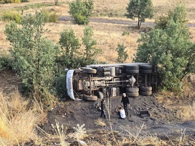 Bingöl Muş Karayolunda Kamyon Devrildi Sürücü Ağır Yaralandı
