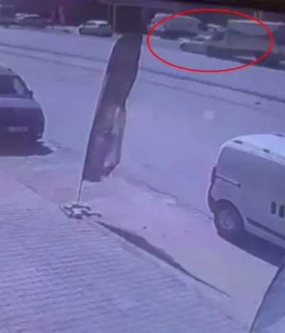 Hatay'da Kamyonetin Çarptığı Otomobile Binmek Üzere Olan Kadın Ölümden Döndü