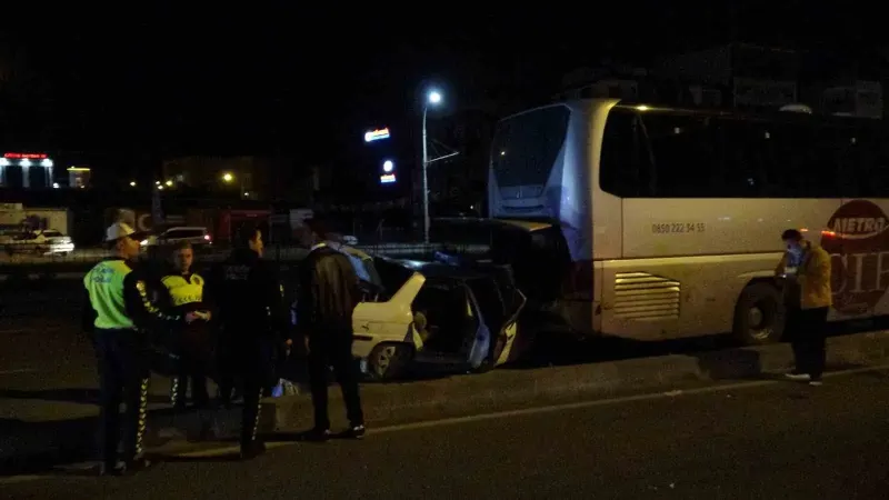 Malatya'da Yol Kenarındaki Otobüse Çarpan Otomobildeki 3 Kişi Yaralandı