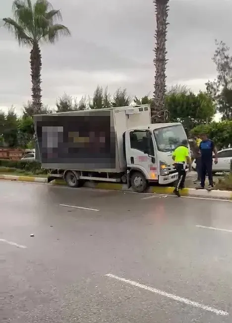 Manavgat’ta Direksiyon Başında Fenalaşan Kamyonet Sürücüsü Refüje Çıktı