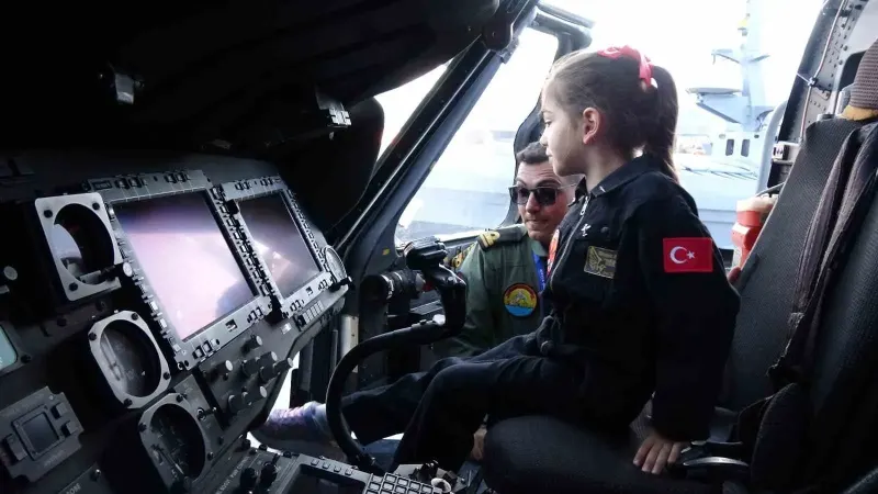 Gökyüzü Hayali Gerçek Oldu: 6 Yaşındaki Meryem TEKNOFEST'te Kokpite Oturdu