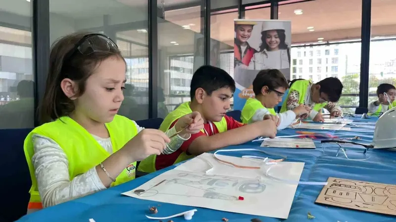 Esenyurt’ta Çocuklar Hayal Fabrikası İle Bilim Ve Sanatla Buluşuyor