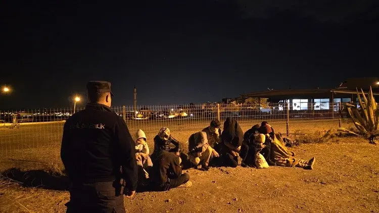 İzmir Seferihisar'da Sekizi Çocuk On Beş Düzensiz Göçmen Yakalandı