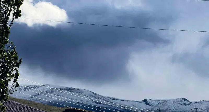 Ardahan'ın Yüksek Kesimlerine Mevsimin İlk Karı Düştü