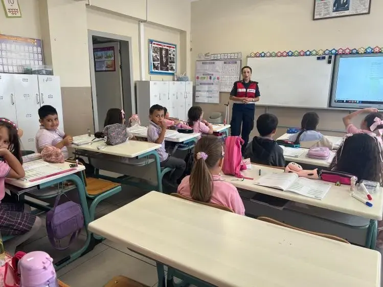 Bilecik'te Jandarma Ekiplerinden Okulda Güvenlik ve Bilgilendirme Eğitimi