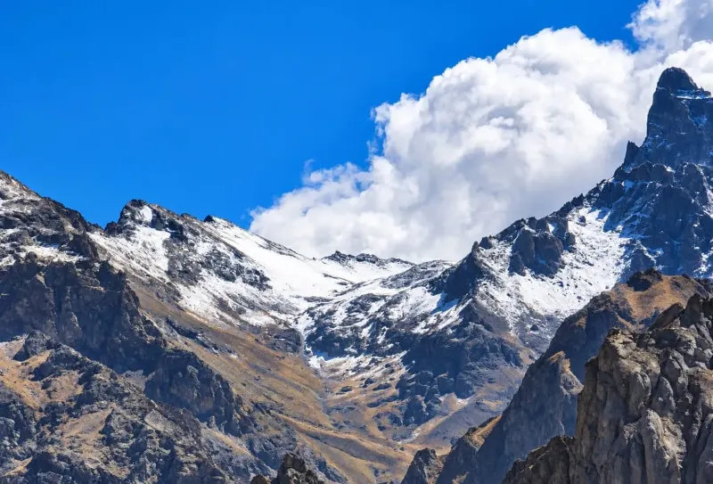 Hakkari'nin Yüksek Kesimlerinde Ekim Ayında Sürpriz Kar Yağışı