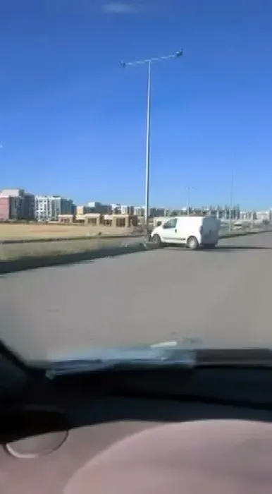 Diyarbakır'da Hafif Ticari Araç Refüje Çıktı: 1 Yaralı