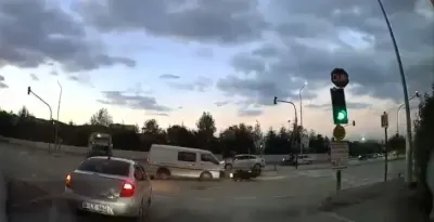 Bursa'da Kırmızı Işıkta Geçen Kamyonet Motosiklete Çarptı