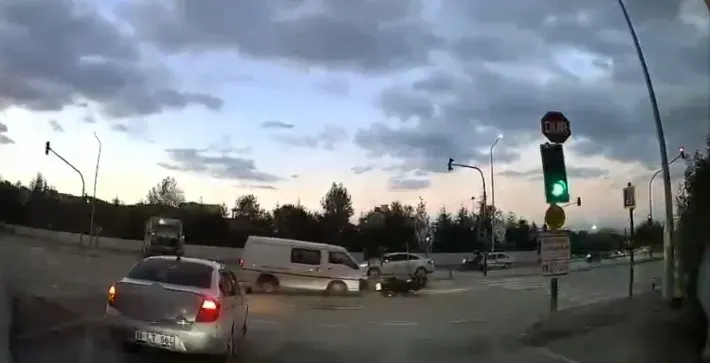 Bursa'da Kırmızı Işıkta Geçen Kamyonet Motosiklete Çarptı
