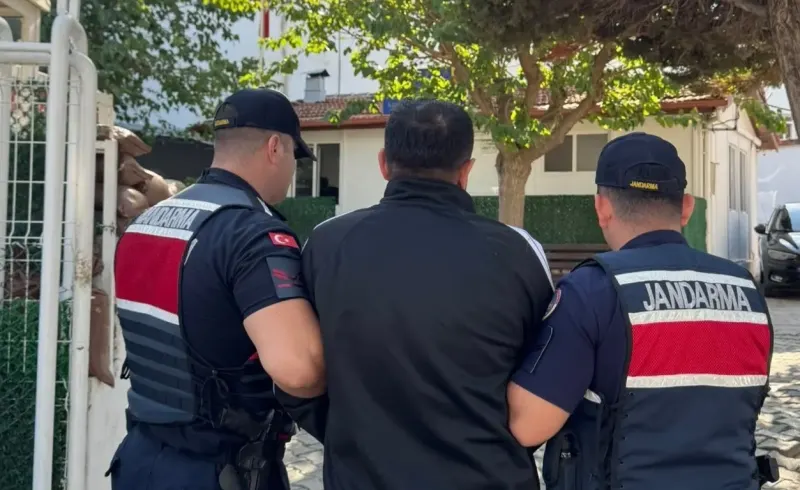 İzmir'de Uzun Süredir Aranan Kesinleşmiş Hapis Cezalı Firari Yakalandı