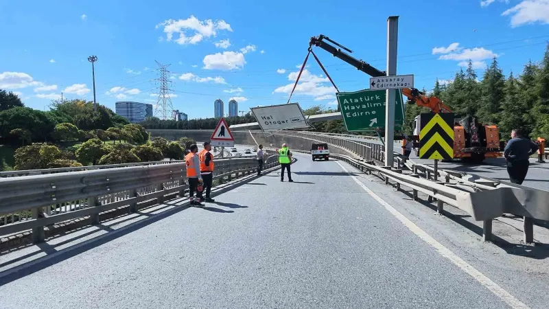 Esenler'de Damperi Açık Kalan Kamyon Tabelaları Devirdi ve Yol Kapanmasına Yol Açtı