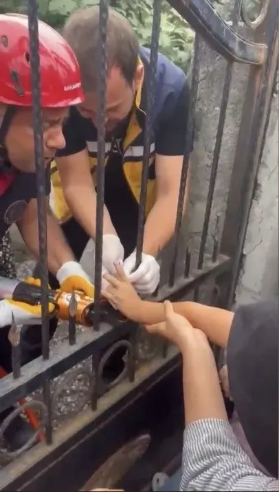 Osmaniye'de Demir Korkuluğa Parmağı Sıkışan Çocuk İtfaiye Tarafından Kurtarıldı