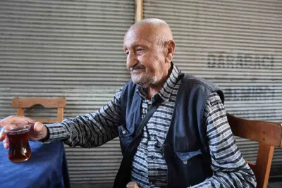 86 Yaşındaki Bayram Ersin Günlük Çay Keyfi İçin 8 Kilometre Yürüyor