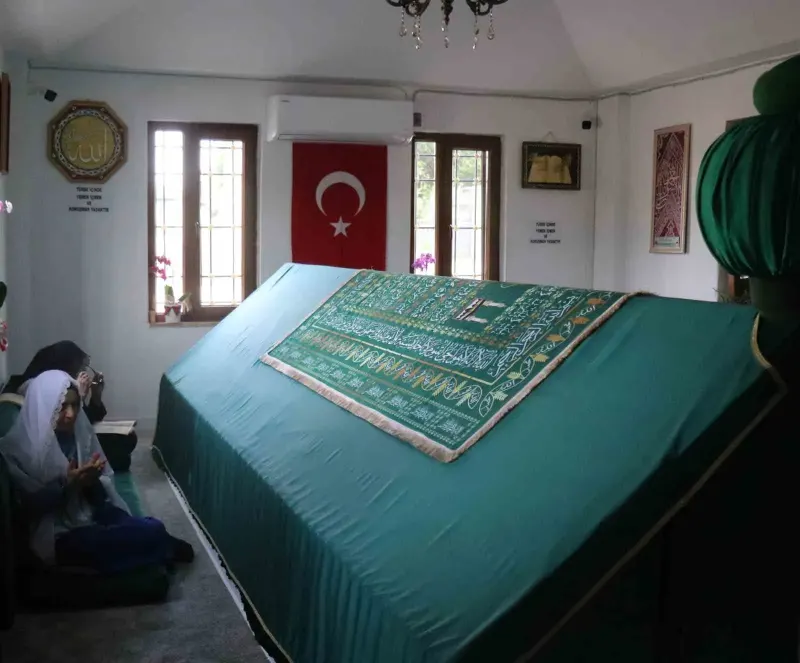 Sakarya’nın İsmini Aldığı Rivayet Edilen Sakar Baba Türbesi Ziyaretçi Akınına Uğruyor