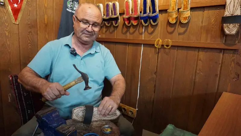 İzmir’de Son Temsilci Plastik Ürünlere İnat Takunya Sanatını Yaşatıyor