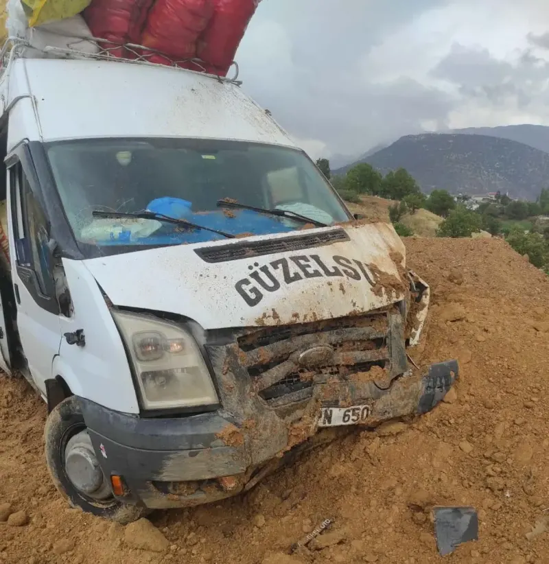 Adıyaman’da Yolcu Minibüsü Şarampole Devrildi