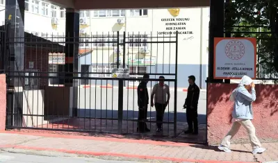 Antalya'da Sınav Okulunda Mahsur Kalan Vatandaş İtfaiye Tarafından Kurtarıldı