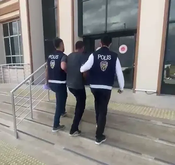 Ağabeyinin Kimliğini Kullanan Yıllardır Aranan Firari Kovalamacayla Yakalandı